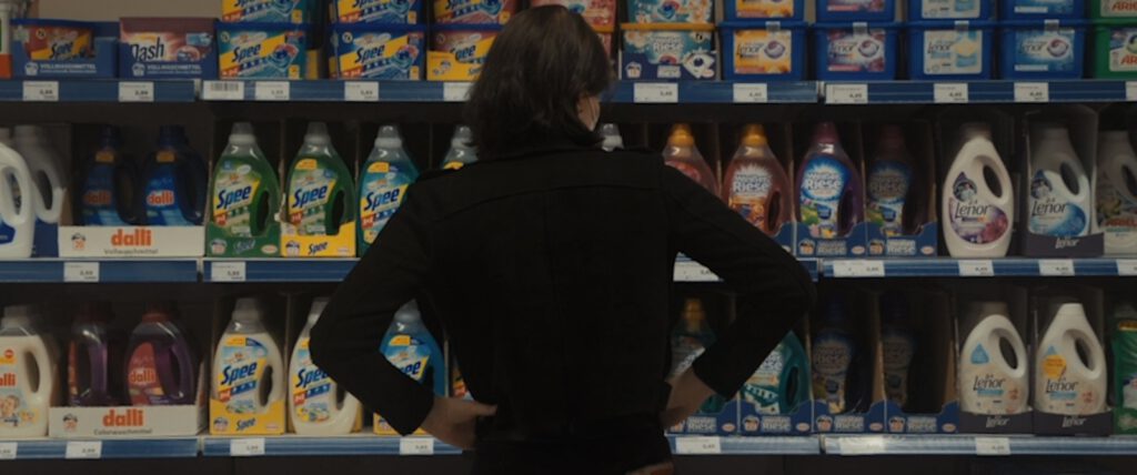 Ein Ausschnitt aus dem Kurzfilm "Das Sockenproblem". Zu sehen ist die Protagonistin, wie sie vor einer Entscheidung steht.