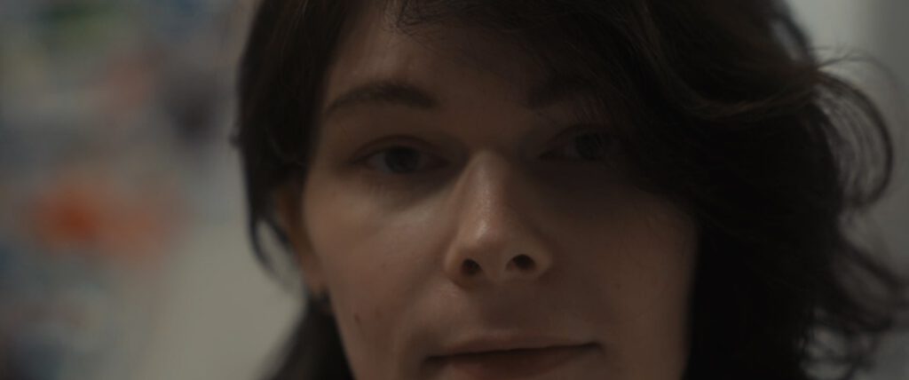 Ausschnitt aus dem Kurzfilm das Sockenproblem. Es sind die Augen der Protagonistin zu sehen.
